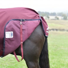 Weatherbeeta Comfitec Essential Standard Neck Turnout 50g (Navy/Burgundy) Weatherbeeta Comfitec Essential Standard Neck Turnout 50g (Navy/Burgundy)