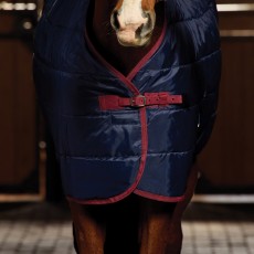 Weatherbeeta Comfitec 210d Channel Quilt Stable Standard Neck 100g (Navy/Burgundy) Weatherbeeta Comfitec 210d Channel Quilt Stable Standard Neck 100g (Navy/Burgundy)